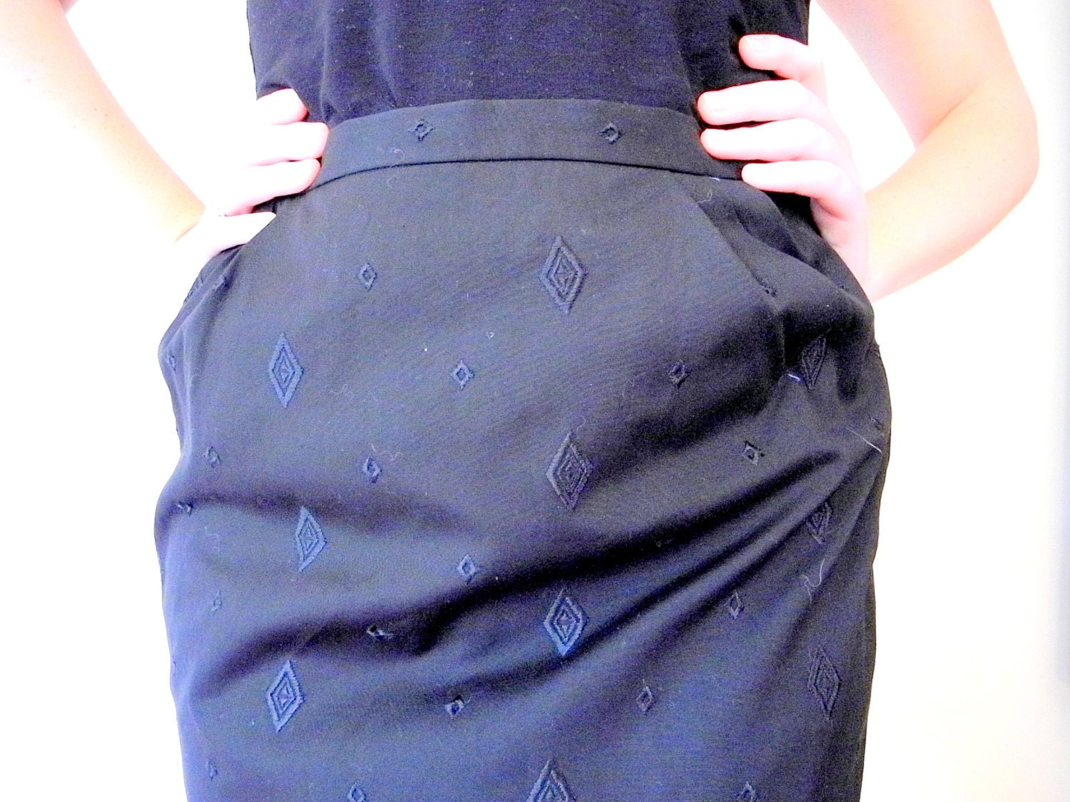 Vintage 80s Black Pleated Pencil Skirt Embroidered Diamond Pattern Medium M