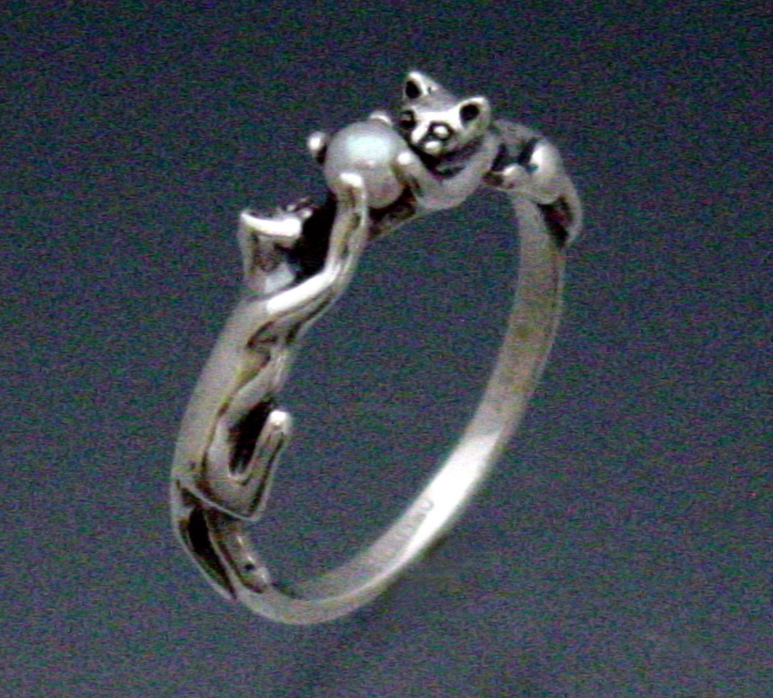 Two Cats Ring with Pearl