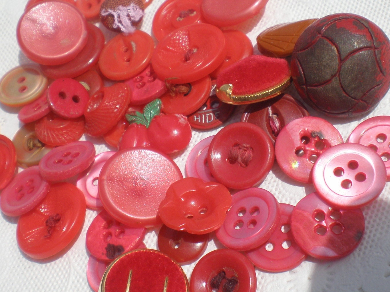 Vintage Button Mix Reds Assortment 52 Pieces