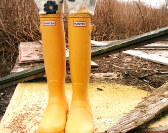 SLUGS Fleece Rain Boot Liners Black with a Floral Pattern Cuff in Yellow & Black, Summer Fashion, Welly Warmers( Sm/Med 6-8 Boot)