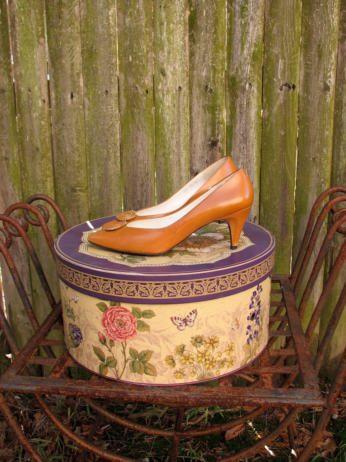 1970s Butterscotch Leather Pumps with Gold Pinwheel- Sz 7.5M