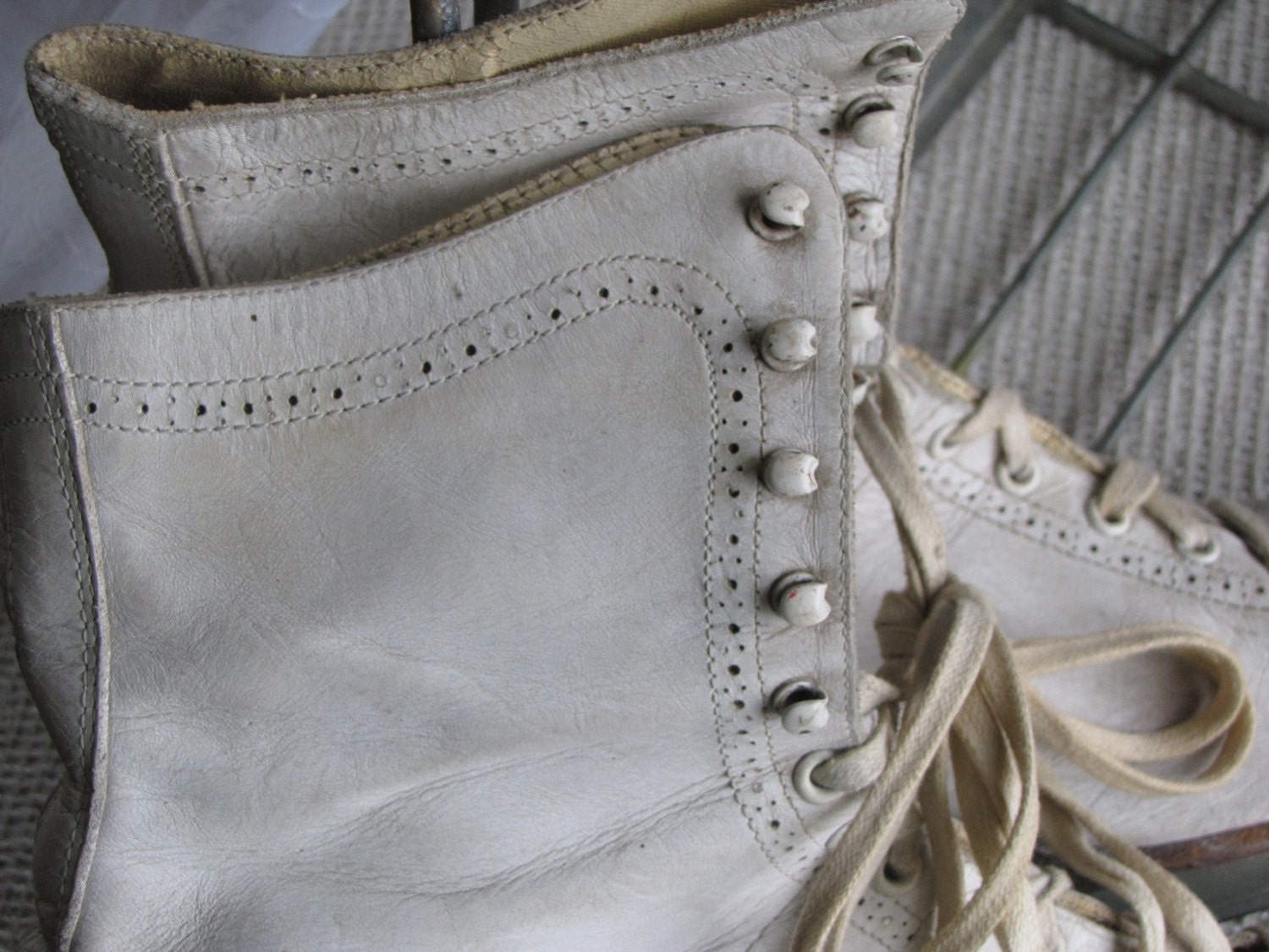 Vintage White Leather Womens Ice Skates - Christmas Decor