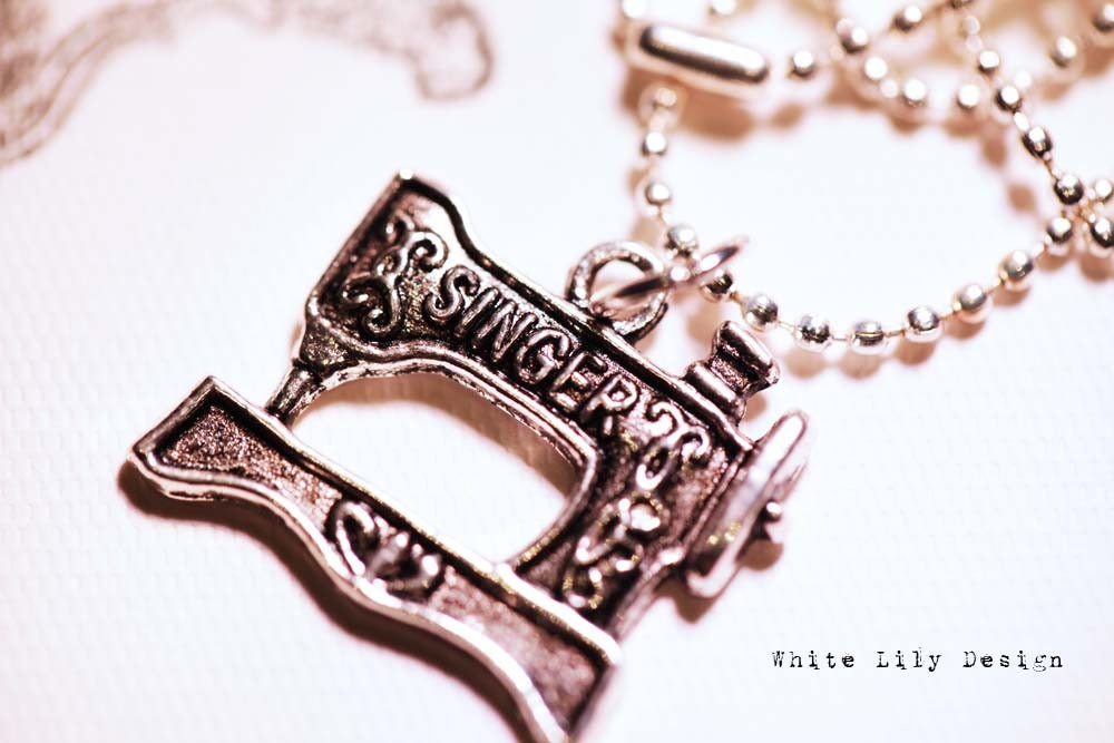 Singer pendant . Sewing machine . Ball chain . Cute . Gift .
