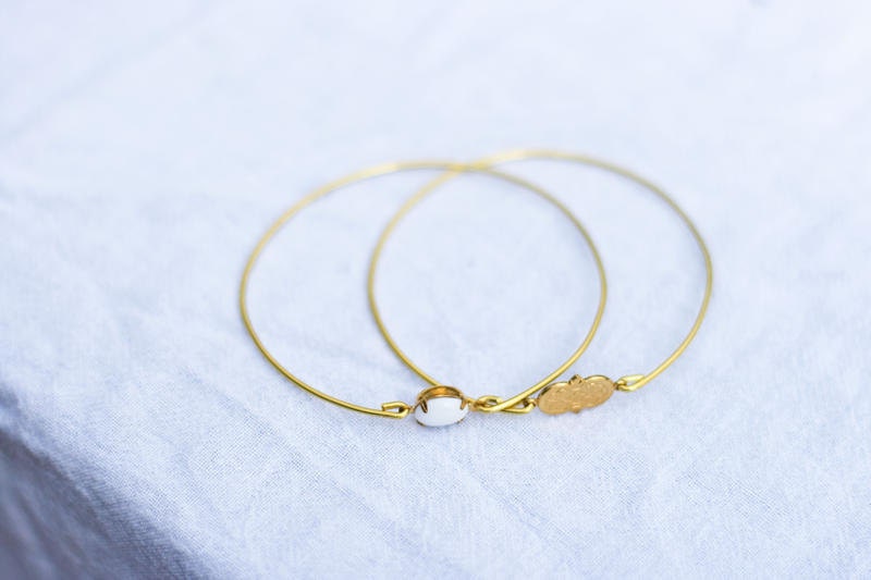 White Vintage Set Stone Bangle, Stackable Bracelet Set, Gem Stone Bangles, Stones in Settings Bracelet, Bezel Bangle