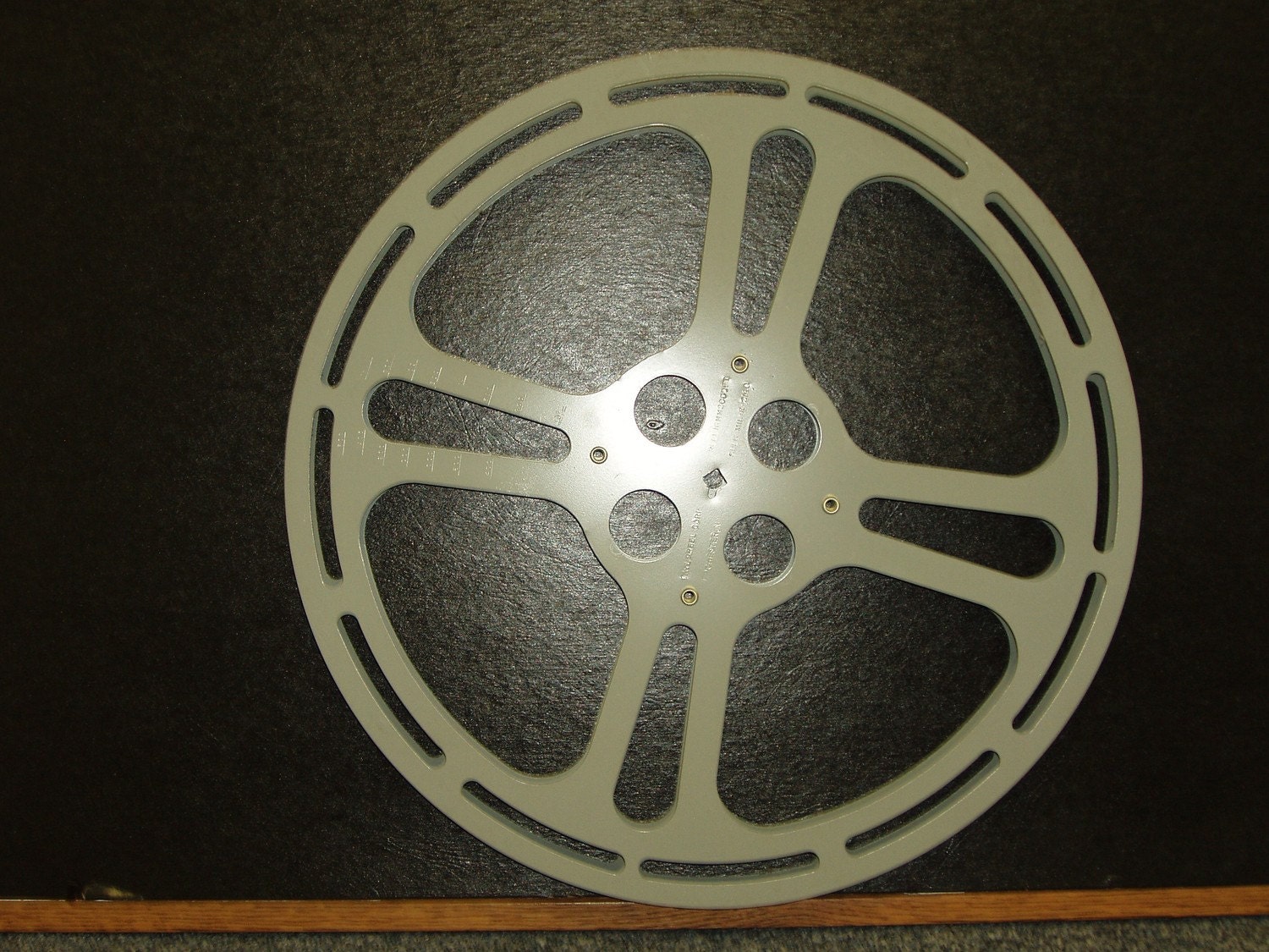 vintage-16mm-film-reel-2000-ft-movie-projector-new-by-fdresa