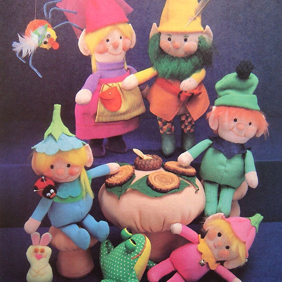 vintage a FAMILY OF ELVES sewing pattern (80s)