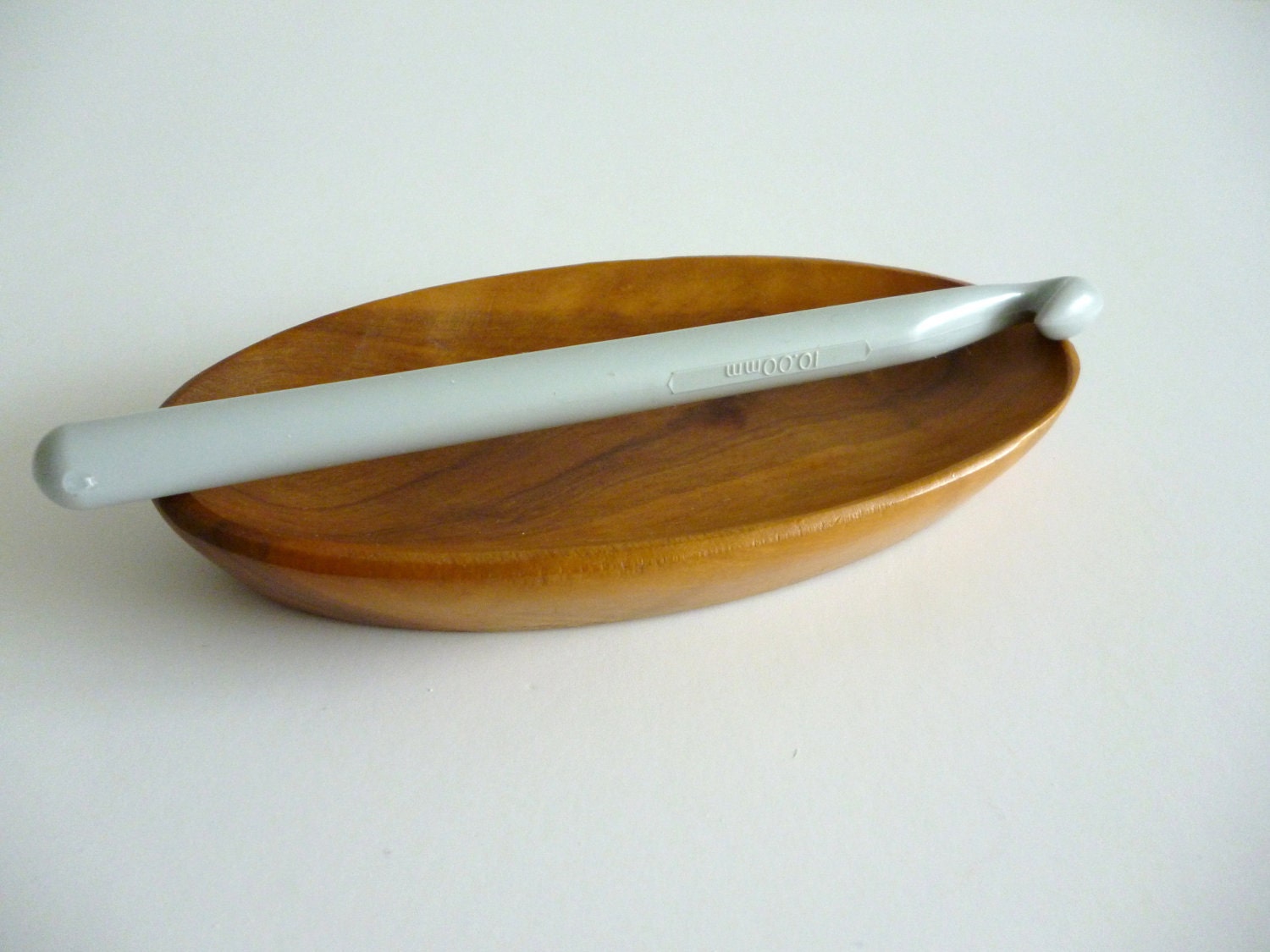 Crochet hook - size 10 mm (US N) -  free p&p - ideal for recycled fabric strips t shirt yarn plarn