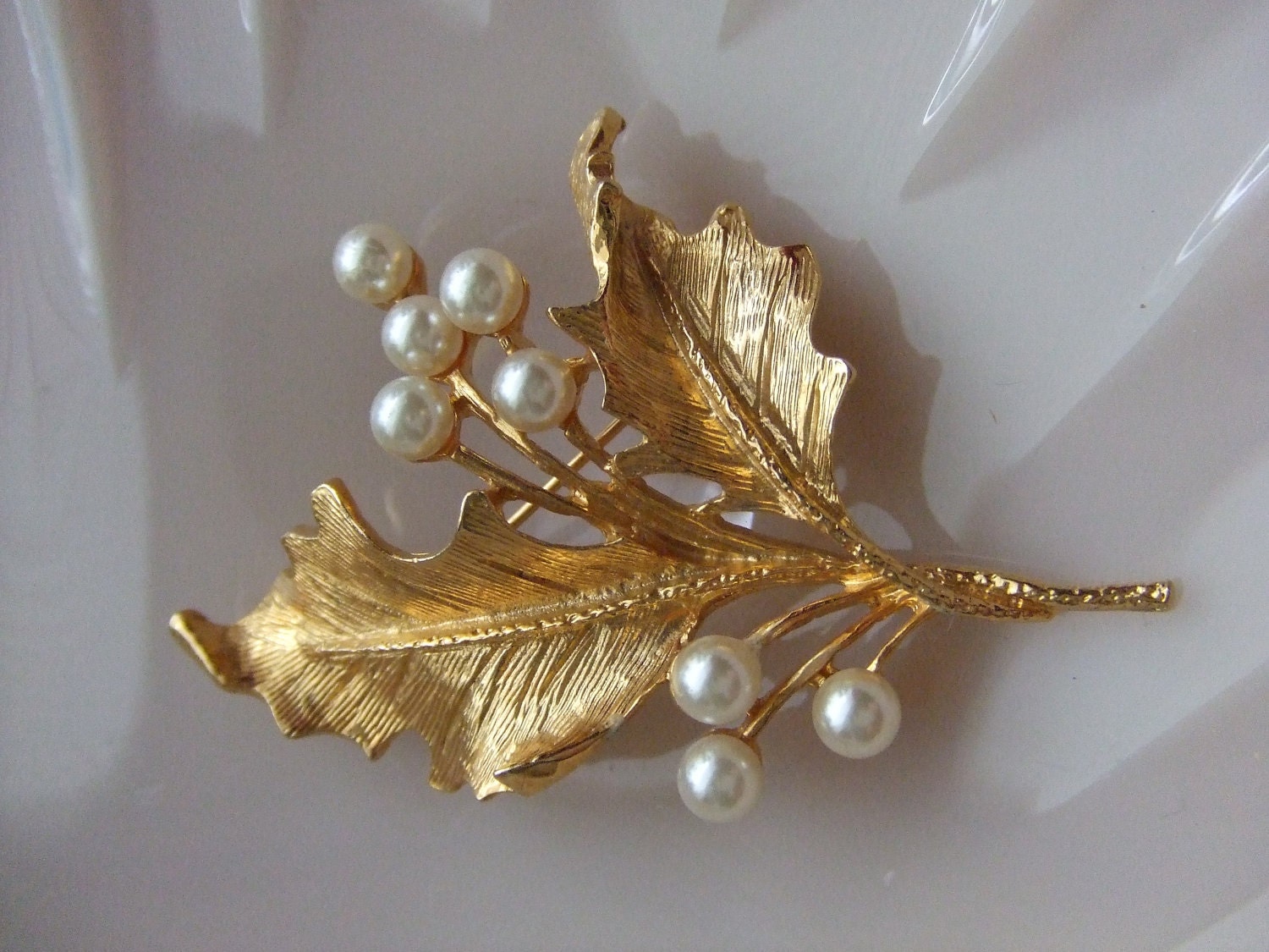 Stunning Vintage bright gold and pearl leaf brooch 1970s perfect condition