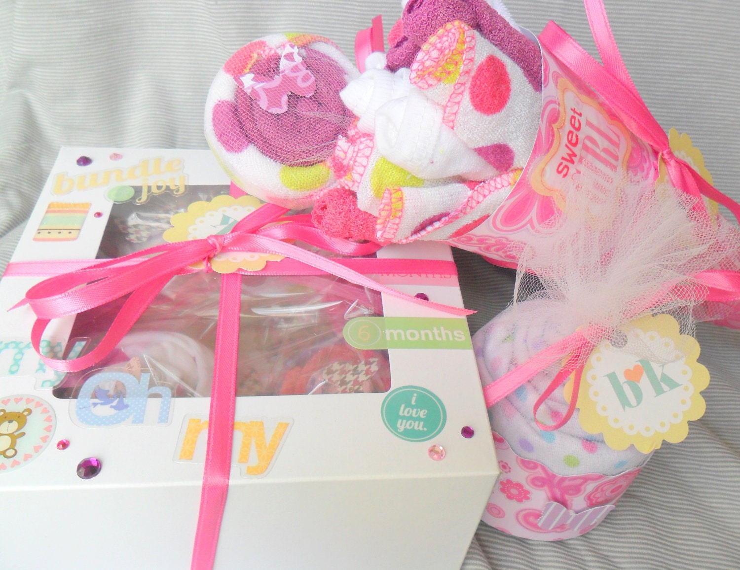 FREE SHIPPING 17 pcs. Onesies, Bibs, Booties & Washcloths Cupcake Gift Set. Washcloth Bouquet with Lollipop. Receiving Blanket  Cupcake