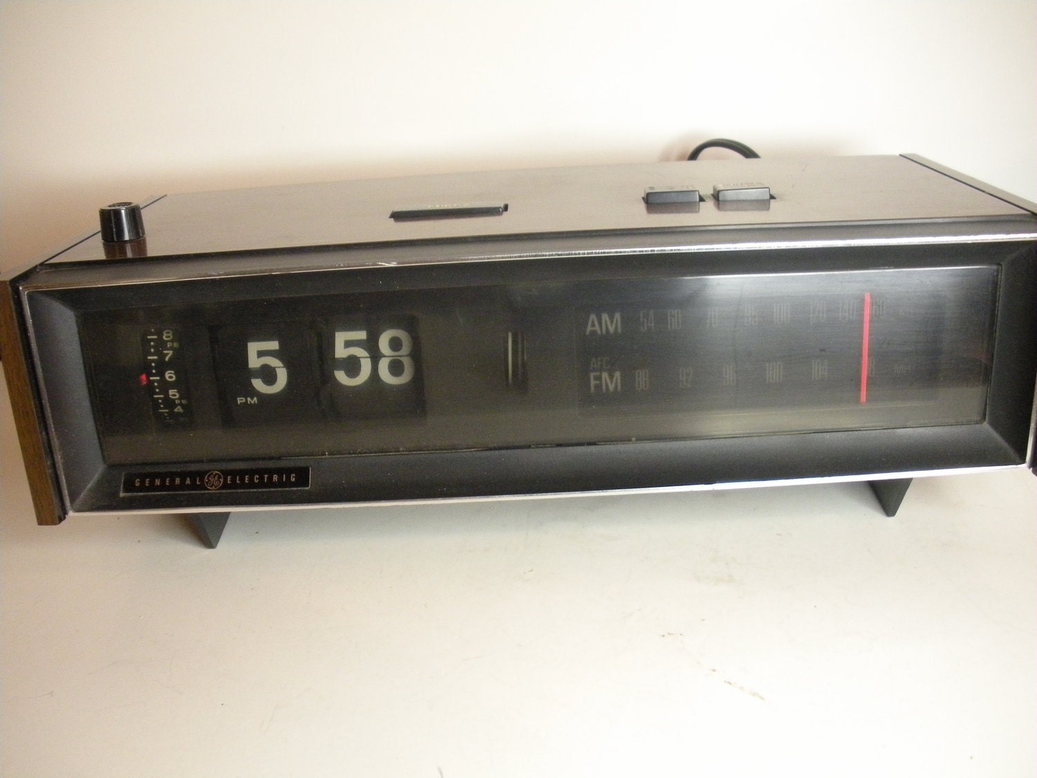 Vintage GE Flip Alarm Clock Radio by homeintheoaks on Etsy