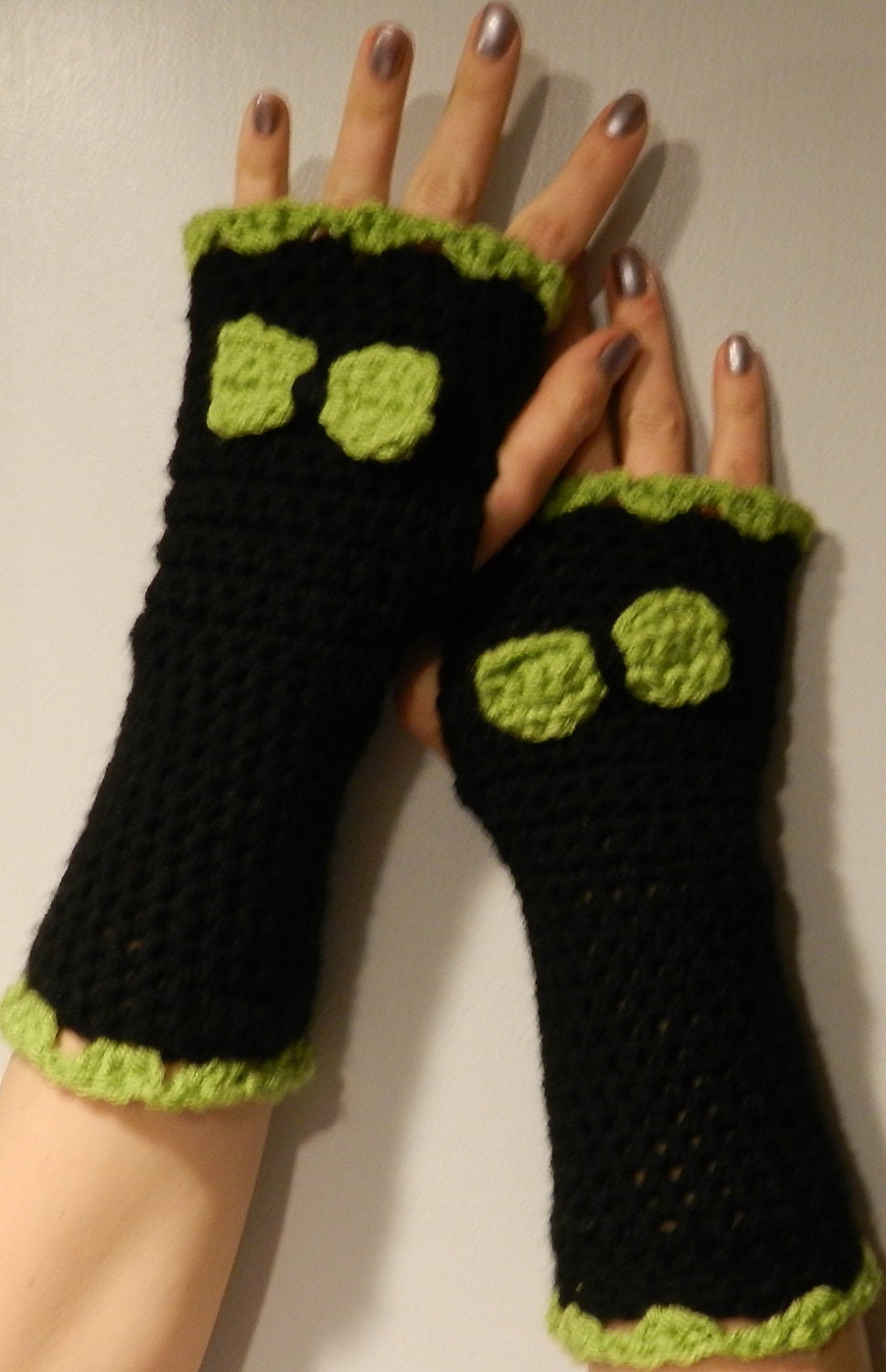 hand  crochet fingerless elegant gloves black green bow