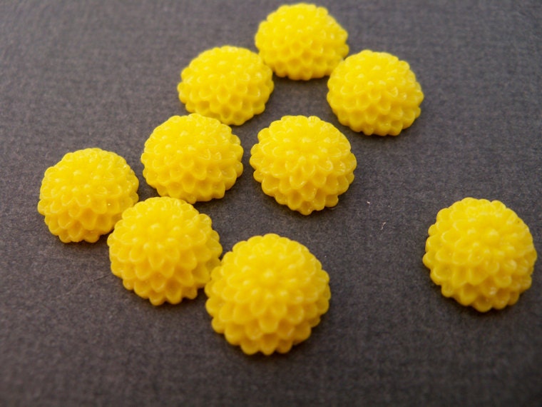 Mini Mum Flower Cabochons, Lemon Yellow, 12 pcs 10 mm
