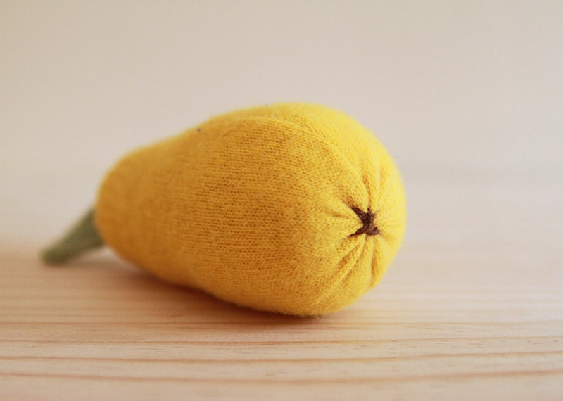 upcycled wool yellow pear - poire jaune en laine récupéré