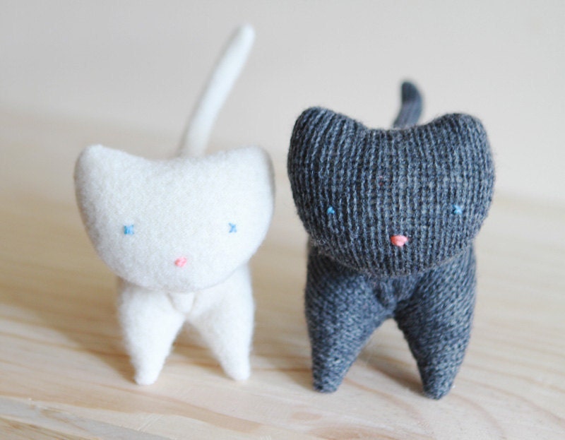 small charcoal wool kitten - petit chaton de laine gris charcoal