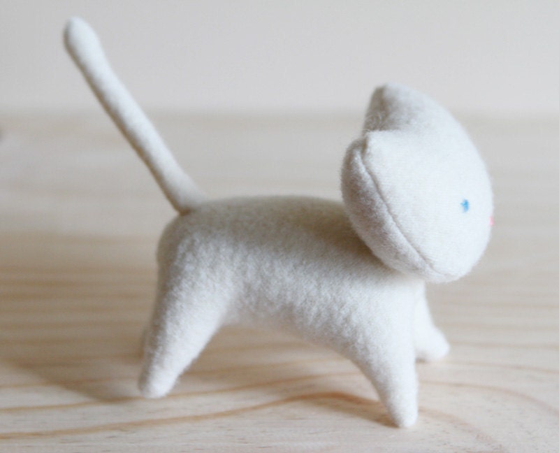 small white wool kitten - petit chaton de laine blanc