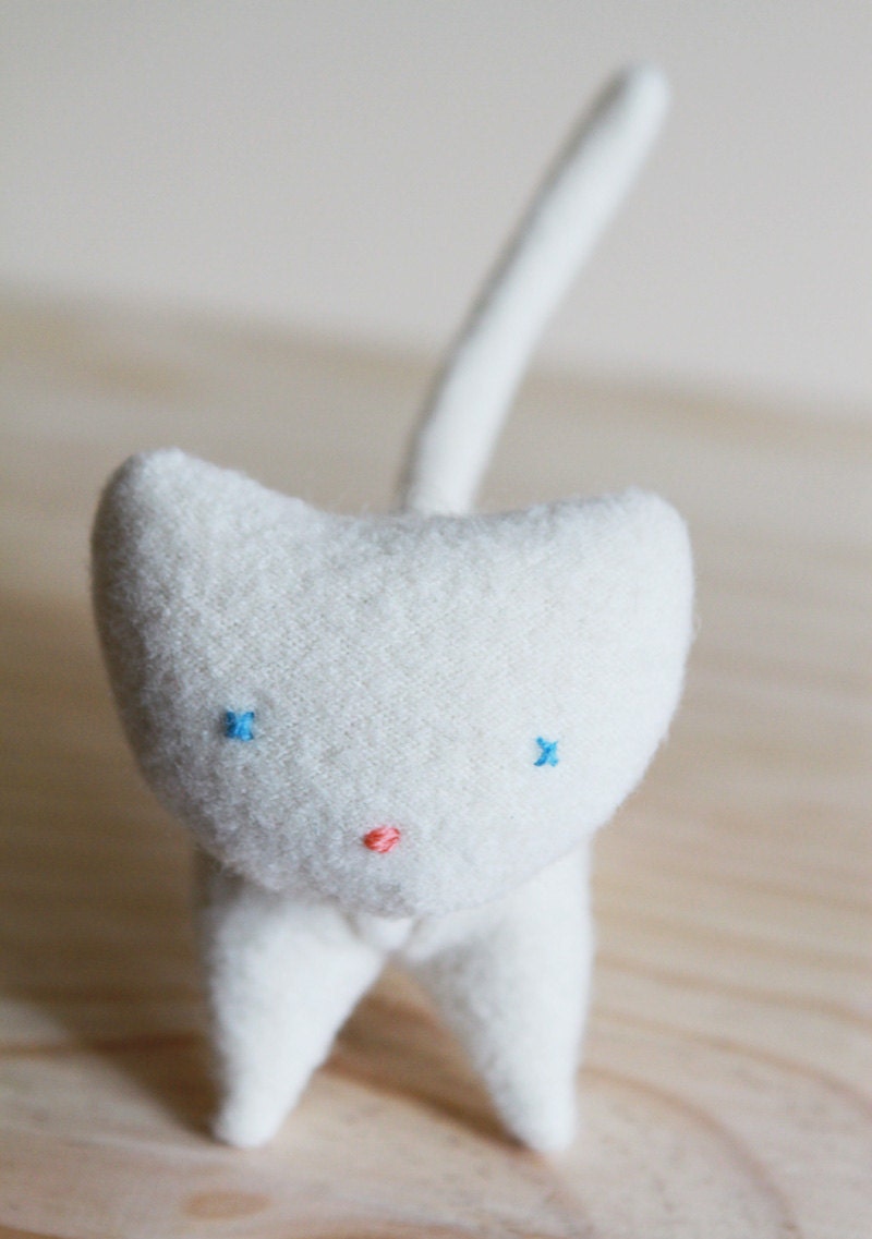 small white wool kitten - petit chaton de laine blanc