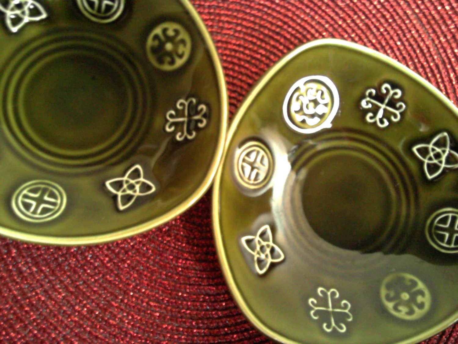 Retro Christmas ornaments. Party dishes, Celtic Christmas Design, by Lord Nelson Pottery. Green triangular nibble holders!