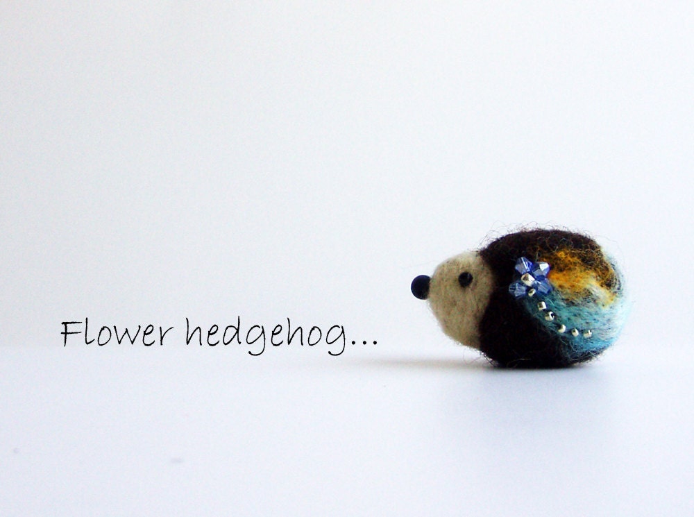 Flower Hedgehog - Needle felted Brooch - Miniature Wool Hedgehog - Adorable Soft Pin