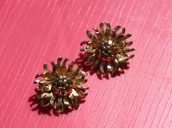 Vintage Monet Gold Toned Flower Clip On Earrings FREE SHIPPING