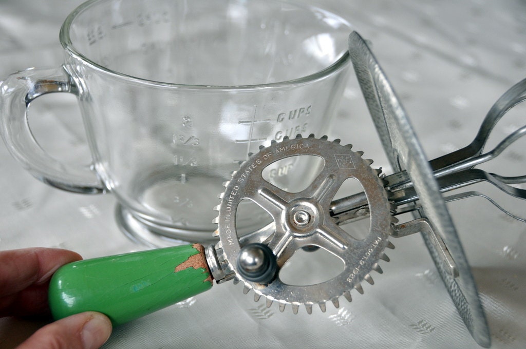 EGG BEATER w/ Glass Measuring BOWL Vintage 1930's by AhhMazing