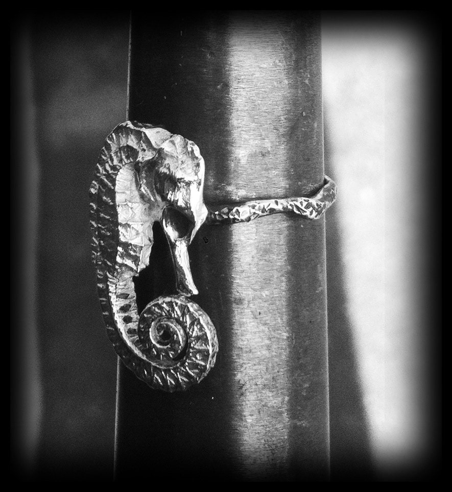 The little sea horse ring