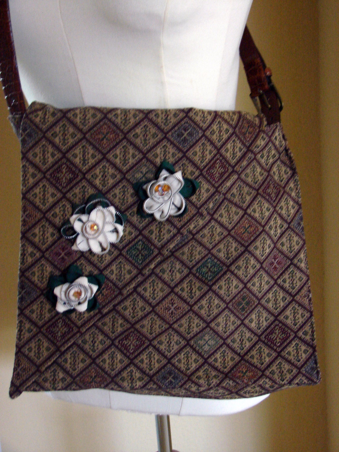 Barcelona Angled Flap Front Messenger Bag, Zipper Flowers Floral Accents