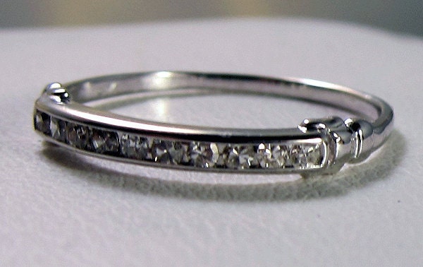 Very Fine Vintage 18k Diamond Band - size 8.25
