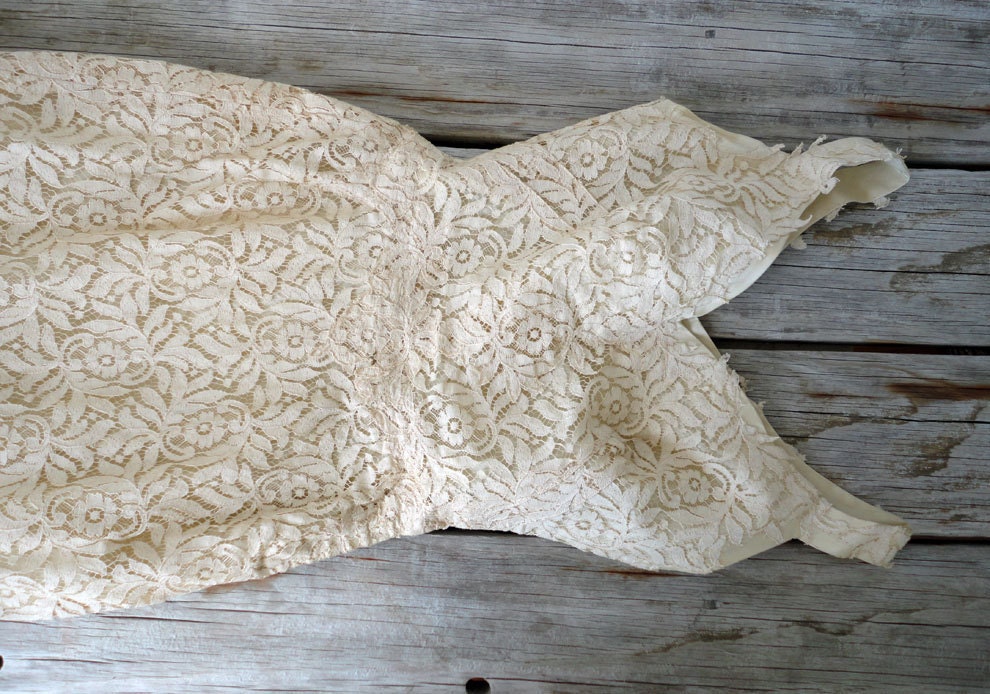 r e s e r v e d Fitted Ivory Lace Spanish Style Wedding Dress. XS S