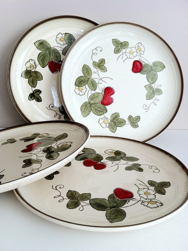 Poppytrail Strawberry Dinner Plates Metlox Vintage Dishes