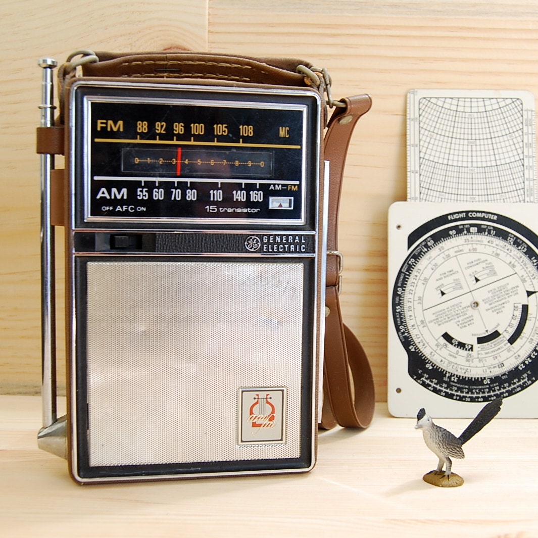 Vintage GE 1964 Portable Transistor Radio