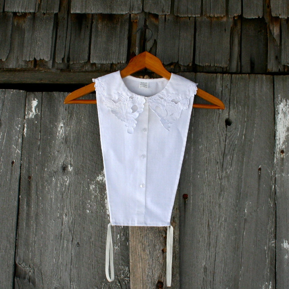 Vintage Unique White Cut-Out Embroidered Collar
