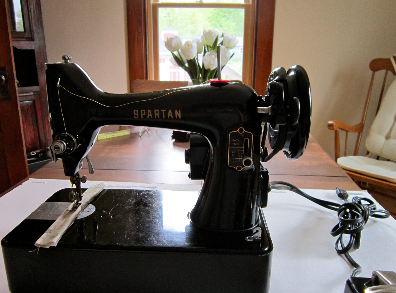 Vintage Singer Spartan 192K Sewing Machine, reverse.