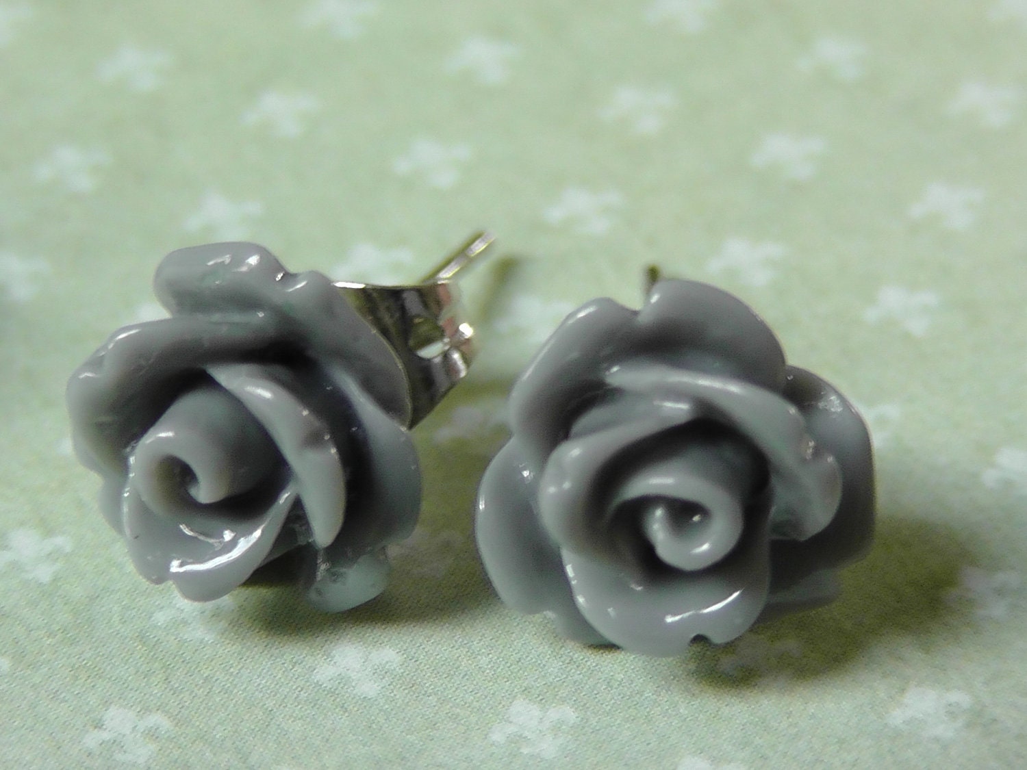 Pin Up Rose Post Earrings : Grey