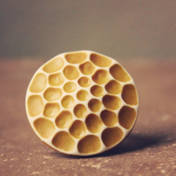 sani. a mustard honeycomb cab ring.