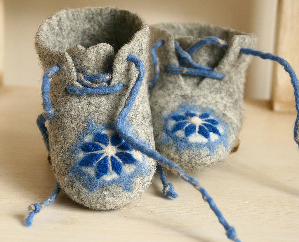 Handmade eco gray blue soft felted baby boy Lace-up Booties with scandinavian ornament Size 4 - Soft soled baby boy shoes - Ready to ship - FeltStream