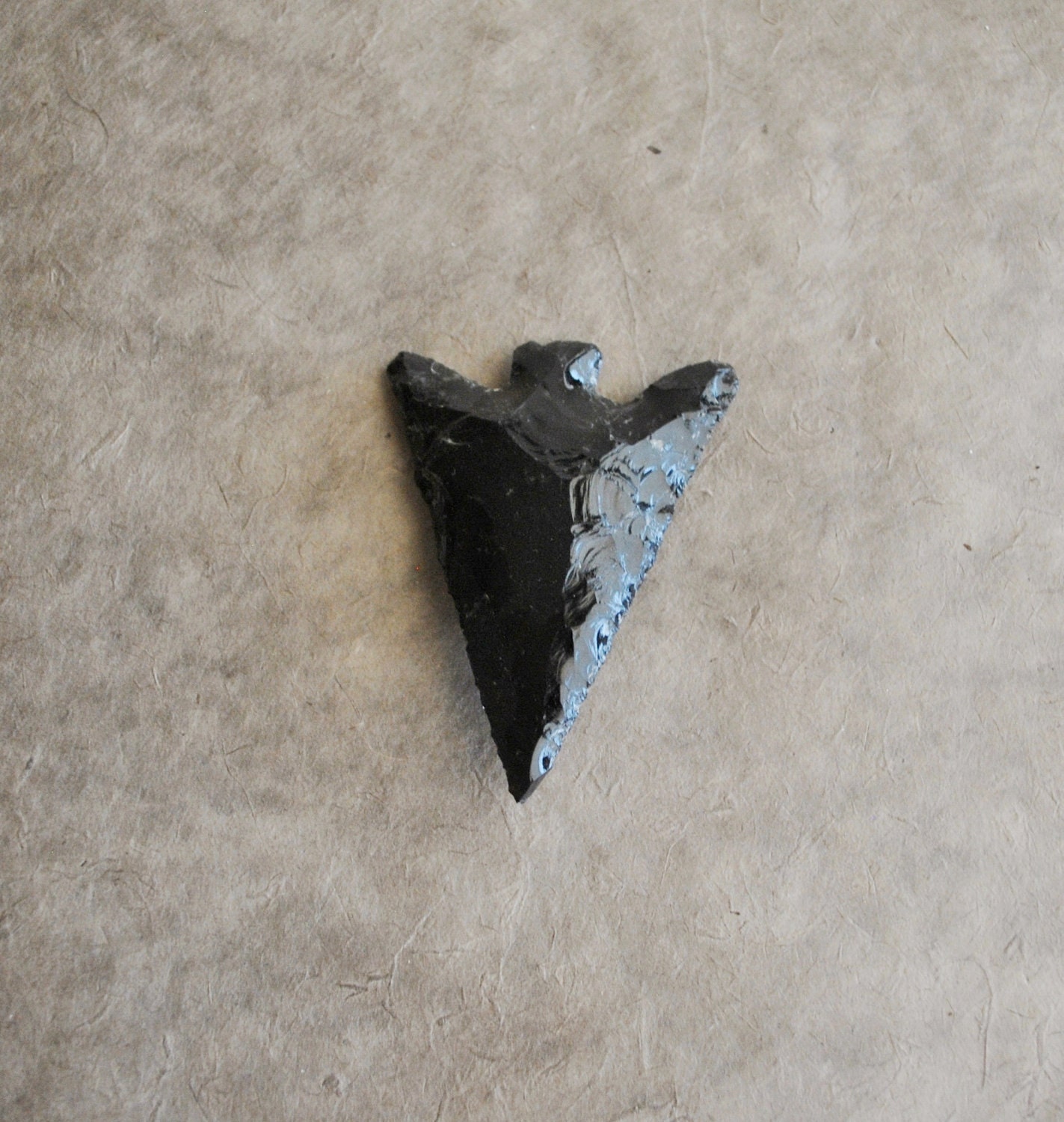 large obsidian arrow head (1 piece)