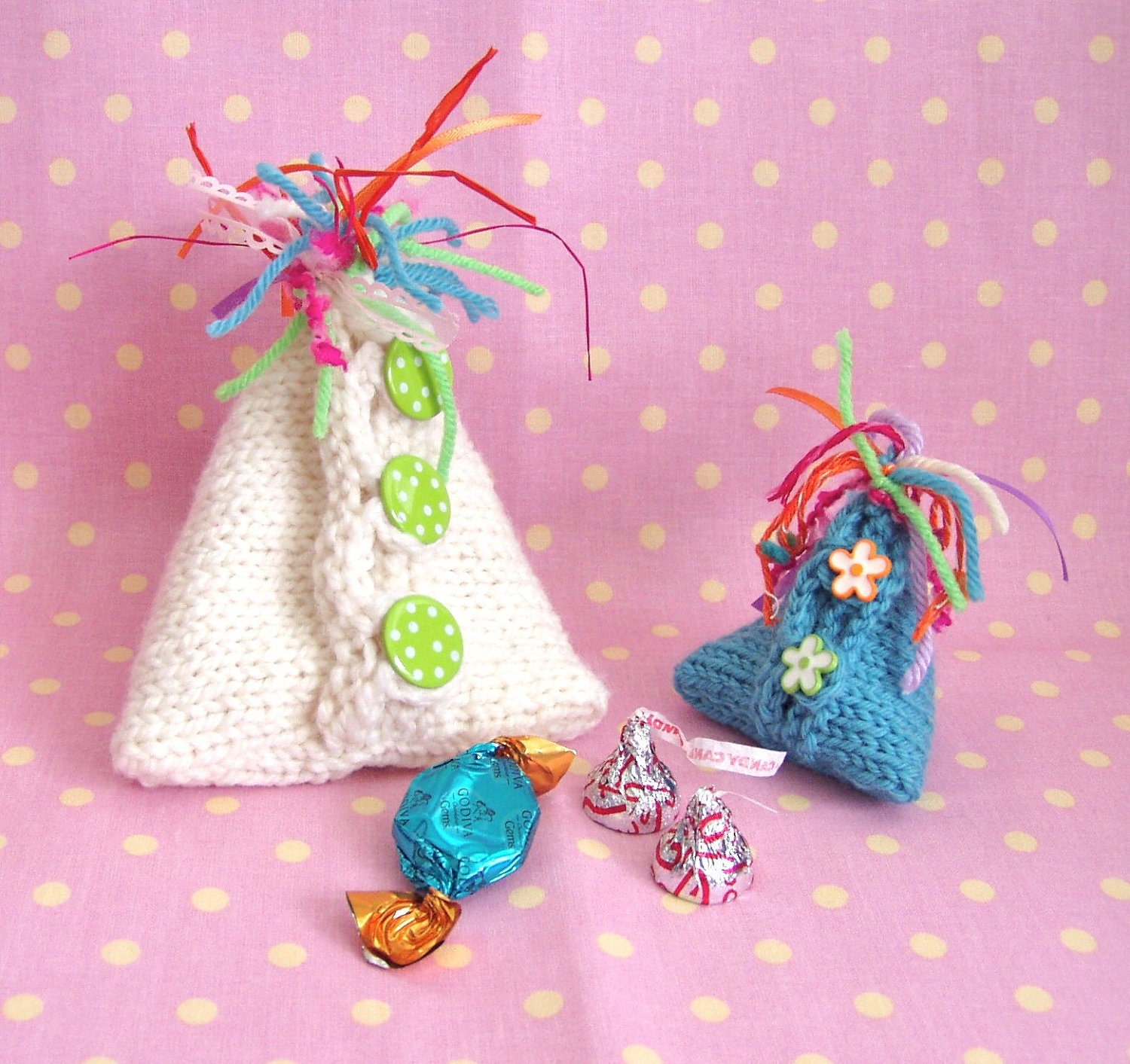 Pyramid Gift Box (Knitting Pattern). Perfect for small gifts, such as jewelry, candy, and the like. INSTANT DOWNLOAD