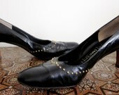 Granny Shoes 1960s / Black / Hill and Dale / 7 / Narrow / Mid Heel / Gold Stud / Mad Men / Retro / Mid Century