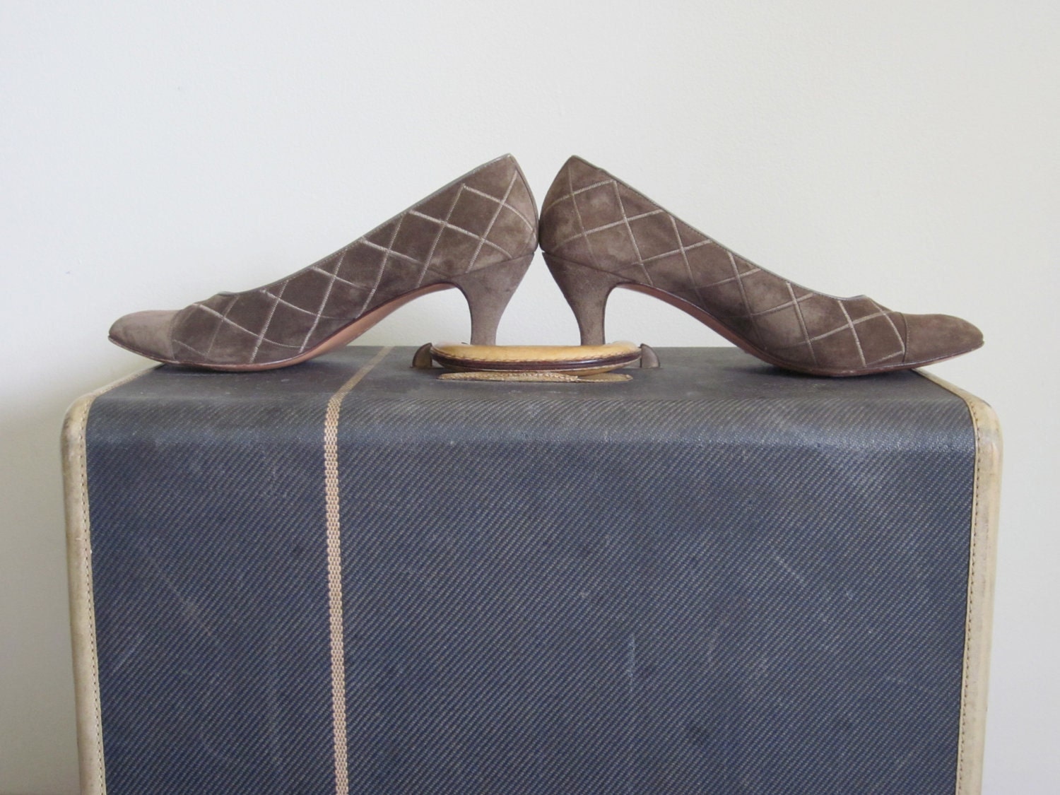 Ferragamo Shoes / 1980s / 9 / Narrow / Olive Green / Mid Heel / Quilted / Italian Designer / High Fashion