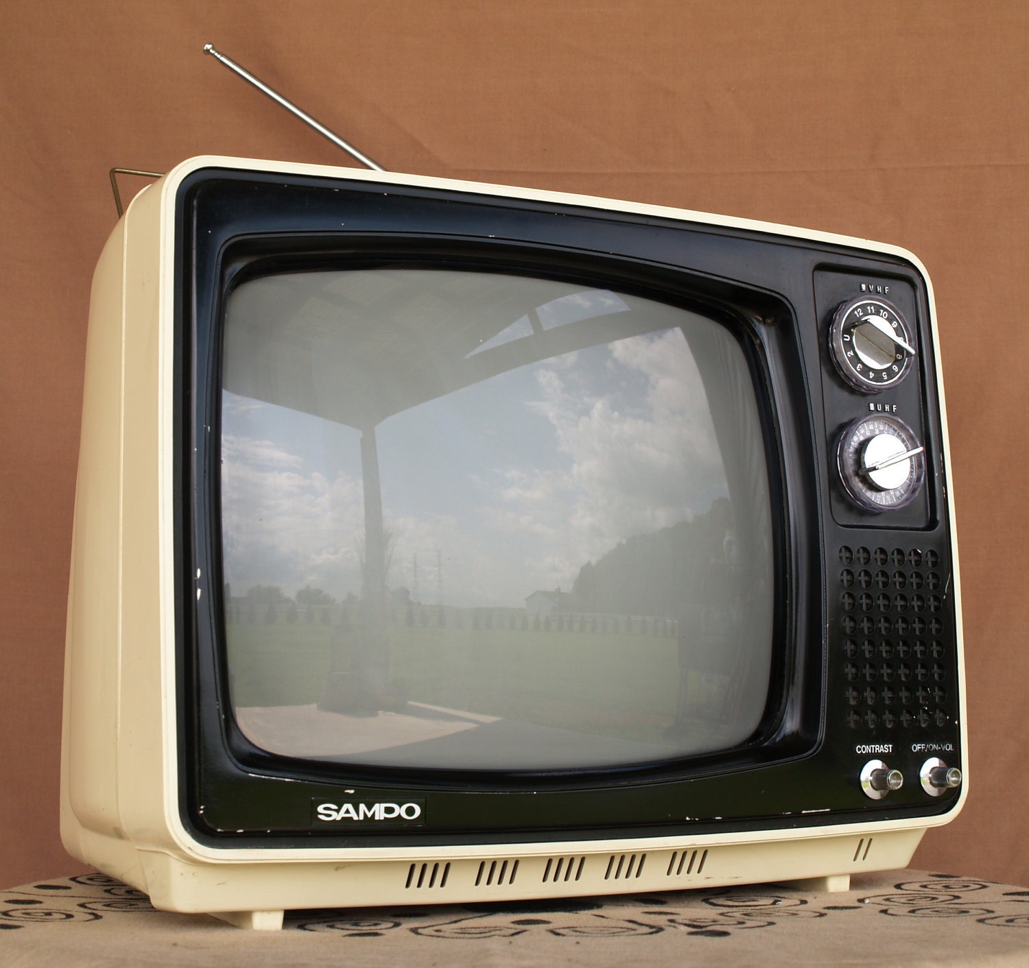 Awesome Big VINTAGE TV /// Retro Tv Set /// Vintage Television Set /// 1970s Tv /// Space Age Tv /// Cool Mod Tv