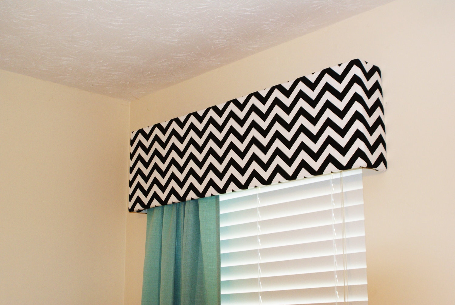 Chevron Cornice - Classic Black and White