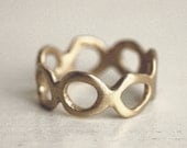 Wedding band. 18K. Lucky 7. loopy organic circles. Nala.