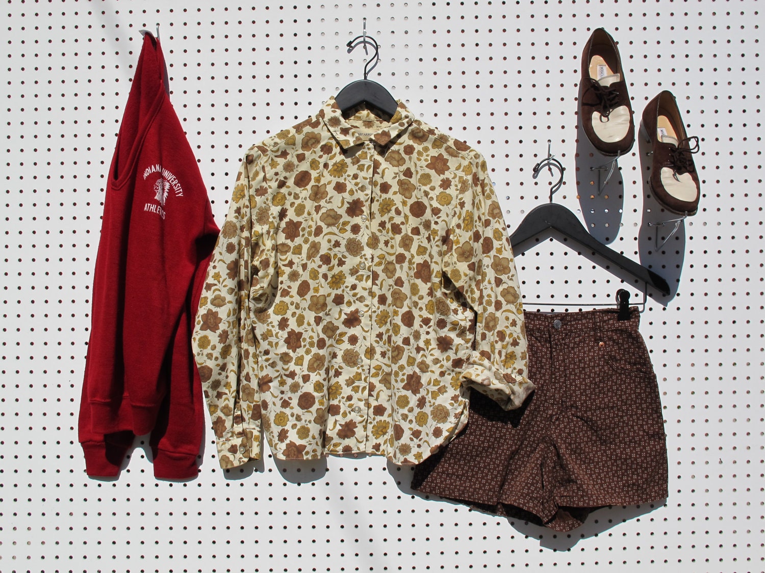 vtg 60s / brown and gold flower print / collared shirt