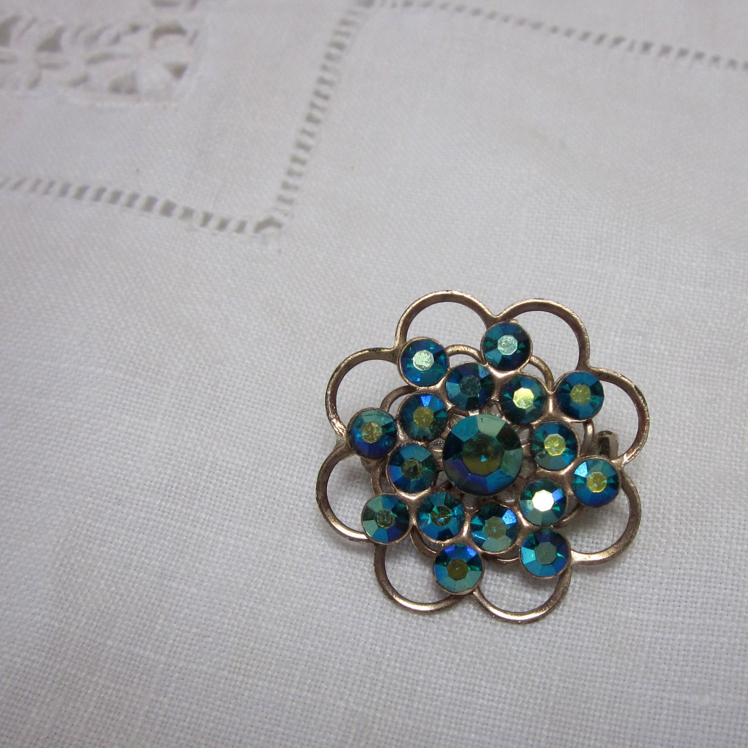 Turquoise Floral Brooch, Rhinestone and Gold tone pin with peacock blue crystals. Aqua rhinestones vintage flower brooch.