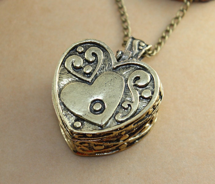 vintage style  heart locket pendant necklace