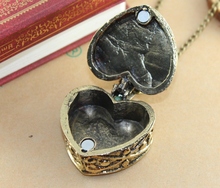 vintage style  heart locket pendant necklace