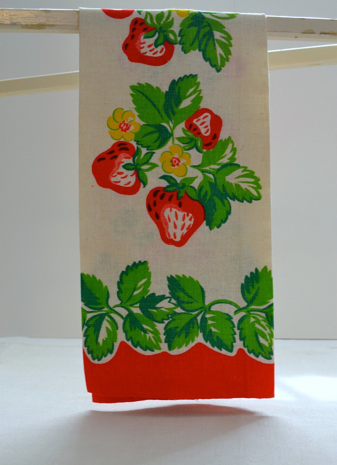 1940s Vintage Tea Towel Kitchen Towel - Red & Green Strawberry Cotton Linen