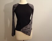 printed wide sleeve spandex shirt-black & silver floral print on gray.