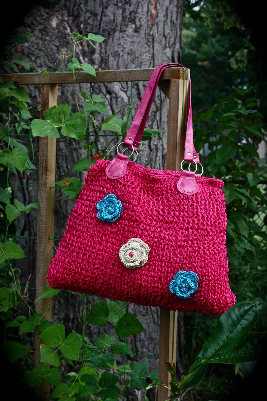 Hangbag: Bright Pink Fique with Flowers from Colombia
