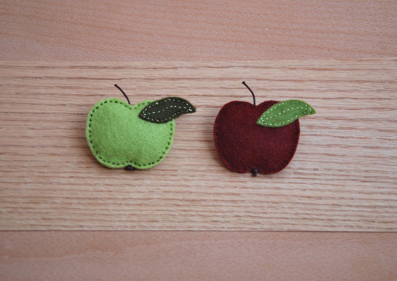 Apple felt brooch - green OR red
